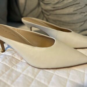 Elegant Cream Essex Lane Designer mules size 7